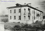 Октябрьская улица. Новый жилой дом льнокомбината. Июль 1949 года. В настоящий момент дом снесён.. Великие Луки