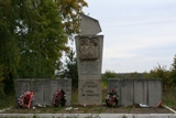 Памятный знак землякам в деревне Поречье Пореченской  волости Великолукского района. Увековечены имена мирных жителей округи, погибших в годы войны.